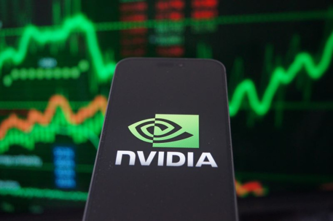 Нова хвиля ажіотажу навколо штучного інтелекту підняла акції Nvidia, внаслідок чого зростання паперів склало 25% за останній місяць, а ціна наближається до максимуму, пише Reportify.► Підписуйтесь на телеграм-канал «Мінфіна»: головні фінансові новиниЗ моменту відкриття торгів минулої середи ринкова вартість виробника мікрочіпів зросла на понад $400 мільярдів до $3,26 трильйонів.