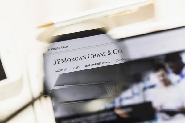 Американський інвестбанк JPMorgan очікує рекордного продажу облігацій на ринках Європи, Близького Сходу і Африки (EMEA), що розвиваються, у 2024 році, пише Bloomberg з посиланням на керівника відділу ринків боргового капіталу в регіоні Стефана Вайлера.► Читайте сторінку «Мінфіну» у фейсбуці: головні фінансові новиниПрогноз JPMorganЗа його прогнозами, обсяг випусків як суверенних, так і корпоративних паперів у твердій валюті перевищить попередній рекорд 2020 року у $265 млрд.