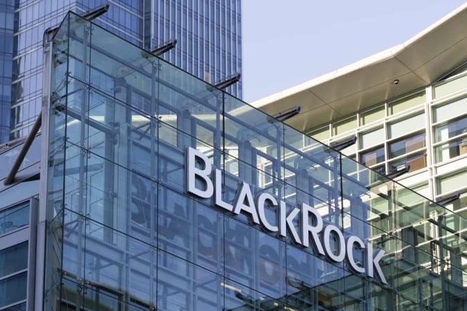 BlackRock объявила о рекордных финансовых результатах за третий квартал 2024 года: чистый приток средств достиг 221 млрд долларов, что является самым высоким показателем в истории компании.