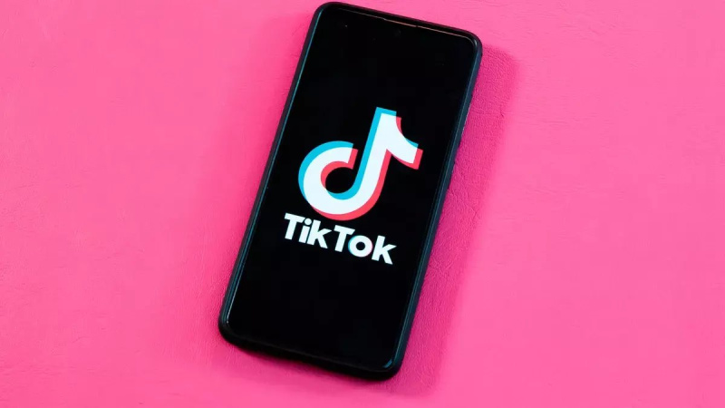 Соцмережа TikTok скорочує штат співробітників, які займались модерацією контенту, замінюючи їх штучним інтелектом.