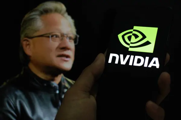 Акції Nvidia стрімко відновлюються після того, як компанія успішно розвіяла побоювання інвесторів щодо затримок із випуском продукції та довгострокових перспектив зростання, пише Bloomberg з посиланням на торгові дані.