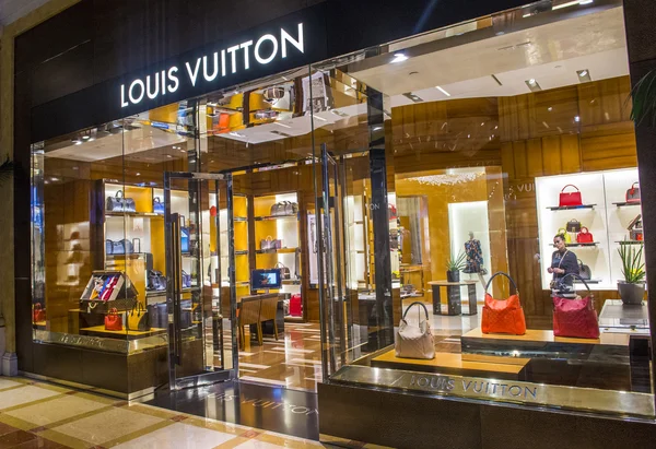 Акции производителя предметов роскоши Moët Hennessy Louis Vuitton (LVMH) утром 16 октября упали на 7,45% и на минимуме составили 578,8 евро, свидетельствуют данные биржи Euronext Paris.