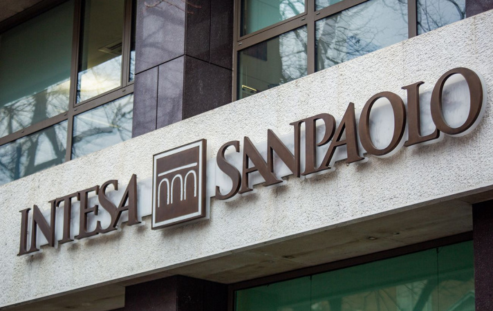 Крупнейший итальянский банк Intesa Sanpaolo объявил о планах сократить почти 10% своих сотрудников с целью уменьшения издержек и ускорения цифровой трансформации.