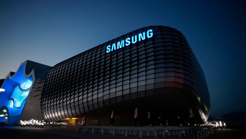 Акції Samsung Electronics впали в середу до найнижчого рівня за понад чотири роки на тлі побоювань щодо впливу американських тарифів за нової адміністрації Трампа, пише Reuters.► Підписуйтесь на телеграм-канал «Мінфіна»: головні фінансові новиниЧому впали акціїАналітик BNK Investment & Securities Лі Мінхі зазначив, що потенційні тарифи Трампа на китайський імпорт можуть завдати більшого удару Samsung, яка більше залежить від китайських клієнтів, ніж її місцевий конкурент SK Hynix.