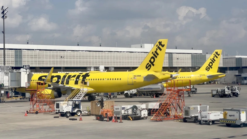 Американська бюджетна авіакомпанія Spirit Airlines подала заяву про банкрутство, оскільки зростання збитків, непідйомний борг, зросла конкуренція і невдачі в спробах злиття з іншими авіакомпаніями не залишили їй вибору, передає CNN.