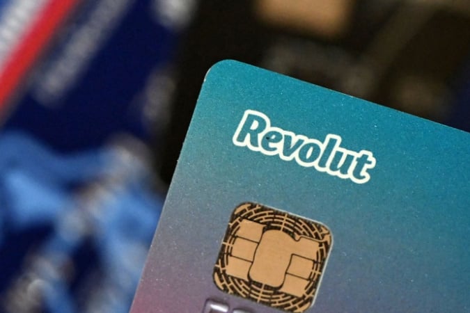 Revolut получила торговую лицензию от британского финансового регулятора, которая позволит ей предлагать торговлю котируемыми акциями на биржах Великобритании и ЕС, пишет 18 ноября Reuters со ссылкой на заявление компании.►Подписывайтесь на страницу «Минфина» в фейсбуке: главные финансовые новостиТеперь Revolut будет конкурировать с такими компаниями, как Trading 212, Freetrade, Hargreaves Lansdown, AJ Bell на торговом рынке Великобритании.