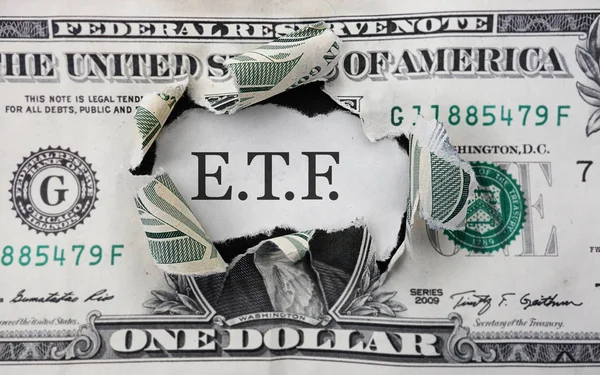 Активи глобальних ETF зросли до $15 трлн, що стало результатом масового переходу інвесторів із взаємних фондів.