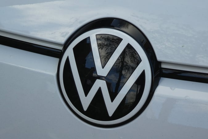 Volkswagen інвестує $48 млн у придбання 9,9% акцій канадської літієвої компанії Patriot Battery Metals, з метою забезпечення постачання літієвої сировини з Північної Америки.