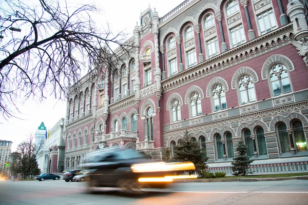 Внаслідок падіння уламків БпЛА сталося загоряння на даху одного з корпусів Національного банку в Печерському районі.