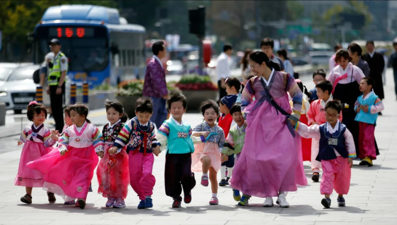 Рождаемость стремительно падает в большинстве стран мира такими темпами, что удержать численность населения благодаря иммиграции становится невозможно.