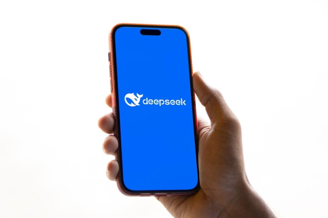 Після успіху китайського стартапу DeepSeek, який поставив під сумнів лідерство Кремнієвої долини у сфері штучного інтелекту (ШІ), генеральний директор OpenAI Сем Альтман пообіцяв прискорити розробку нових продуктів.