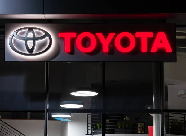 Прибыль Toyota упала почти на 30% в 4 квартале