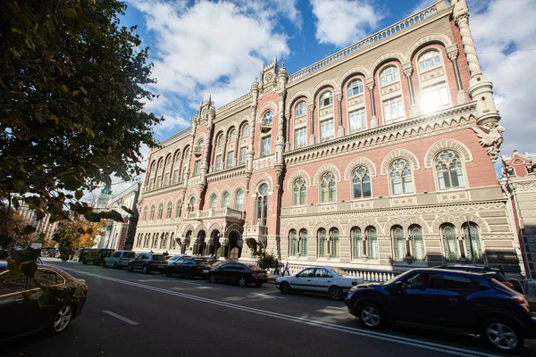 Нацбанк отозвал лицензию на деятельность у ООО «ФК «Финуниверсал», учитывая признание деловой репутации этого учреждения небезупречной.