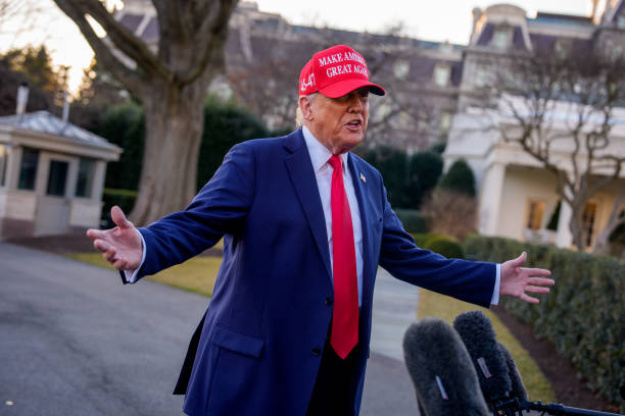 Президент США Дональд Трамп ввів 25% тарифи на більшу частину канадського і мексиканського імпорту і подвоїв існуючі 10% мита на імпорт з Китаю до 20%, що вплине на річний обсяг імпорту в розмірі приблизно $1,5 трлн.