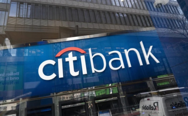 Банк Citigroup снова чуть не перевел около $6 млрд на счет клиента, случайно скопировав и вставив номер счета в поле для ввода суммы в долларах, сообщает Bloomberg.► Читайте телеграм-канал «Минфина»: главные финансовые новостиДеталиИсточники агентства, знакомые с ситуацией, говорят, что сумма перевода была случайно увеличена подразделением по управлению состоянием более чем в тысячу раз.