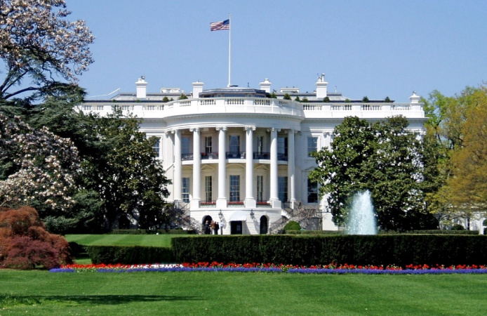 У Білому домі назвали фейком інформацію, що з’явилась у ЗМІ, про наміри адміністрації президента Дональда Трампа скасувати тимчасовий правовий статус для близько 240 тисяч українців, які втекли від війни з росією.