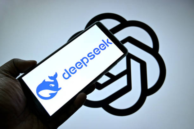Основатель китайского ИИ-стартапа DeepSeek Лян Вэньфэн отказал потенциальным инвесторам во вхождении в капитал компании, пишет The Wall Street Journal со ссылкой на информированные источники.► Читайте телеграм-канал «Минфина»: главные финансовые новостиЧто известноЛян Вэньфэн заявил им, что хочет сохранить в компании дух научного проекта, и сказал партнерам, что не спешит привлекать инвестиции, опасаясь влияния на ее решения.