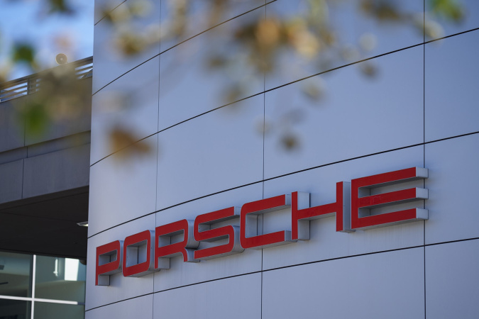 Виробник люксових автомобілів Porsche оголосив, що чистий прибуток компанії у 2024 році скоротився на 30,4%.