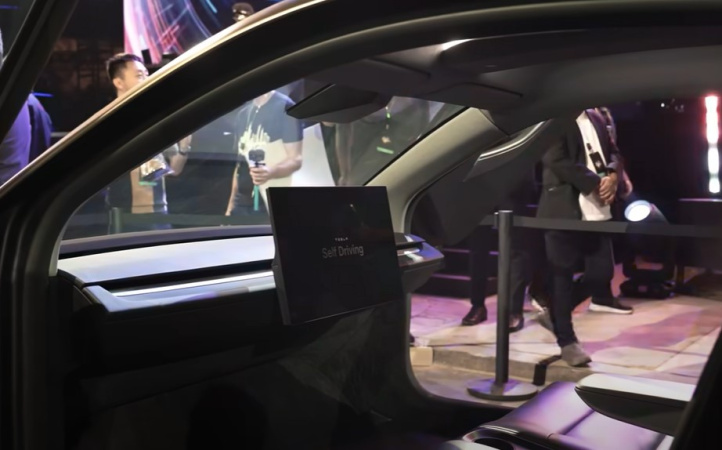 Американская компания Tesla получила первое из серии необходимых разрешений от Калифорнии, что позволит производителю электромобилей в будущем запустить обещанный сервис роботакси на территории штата.