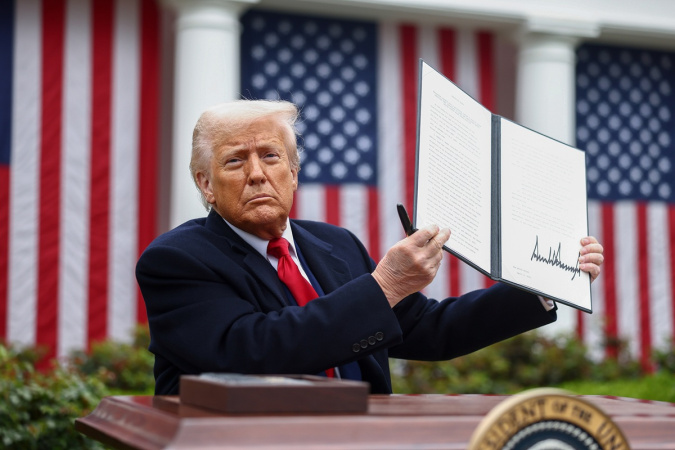 2 квітня Дональд Трамп своїм указом запровадив базовий митний тариф у розмірі 10% на весь імпорт із усіх країн до США та індивідуальні зворотні тарифи проти декількох десятків країн, із якими США має найбільший торговий дефіцит.
