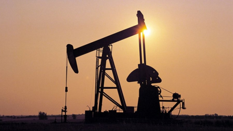 Цены на нефть продолжили свое стремительное снижение, потеряв более 3% из-за обострения противостояния между Вашингтоном и Пекином.