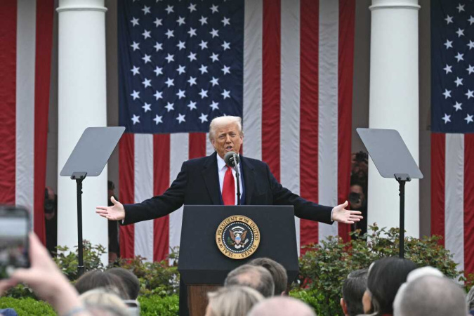 Дональд Трамп отреагировал на стремительное падение фондовых рынков, заверив, что не ставил своей целью спровоцировать этот спад своей политикой глобальных пошлин.