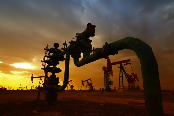 Падение мировых цен на нефть привело к снижению цены на флагманский российский сорт нефти Urals до 50 долларов за баррель.