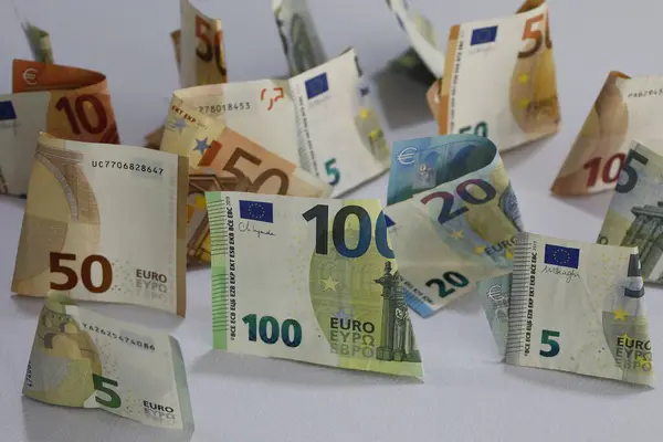 У вівторок на готівковому ринку курс долара знизився на 5 копійок у купівлі та у продажу.