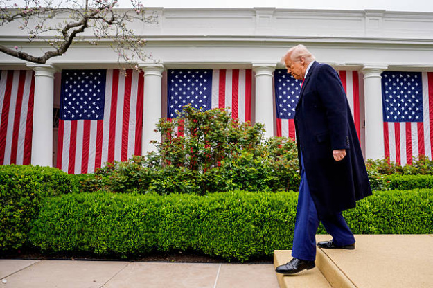 Статки Дональда Трампа скоротилися на $500 млн через запровадженні ним всеосяжні тарифи, що призвели до падіння світових ринків.