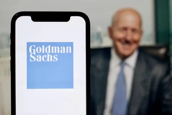 Аналитики Goldman Sachs Group в среду повысили оценку вероятности наступления рецессии в США до более 50%, однако уже через несколько часов отозвали этот прогноз после того, как президент Дональд Трамп объявил о приостановке вступления в силу большинства импортных пошлин на 90 дней.► Читайте телеграм-канал «Минфина»: главные финансовые новостиЧто говорят аналитики«Ранее, до заявлений Трампа, мы перешли к прогнозу рецессии в ответ на дополнительные пошлины в отношении конкретных стран, вступившие в силу сегодня утром, — написала в среду команда аналитиков Goldman под руководством Яна Хациуса. — Теперь мы возвращаемся к прежнему прогнозу, в котором рецессии в базовом сценарии не случится».
