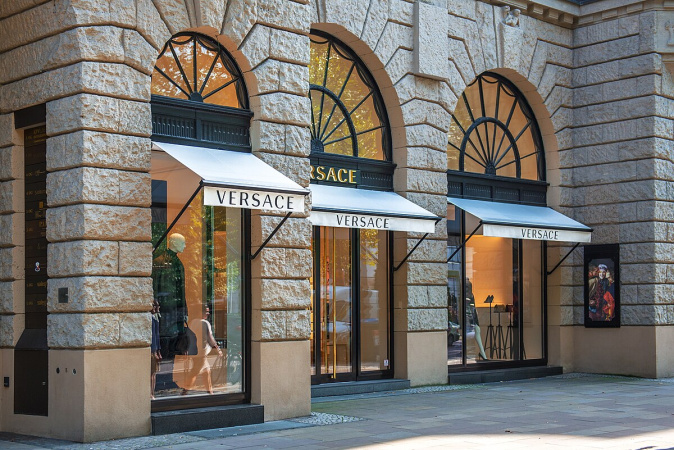 Итальянский модный дом Prada договорился о приобретении бренда Versace у компании Capri Holdings Ltd.