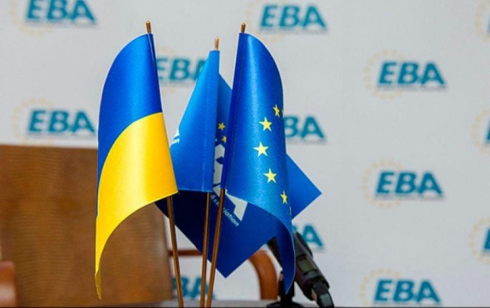 Європейська Бізнес Асоціація (ЕВА) 11 квітня звернулася з листом до президентки Єврокомісії Урсули фон дер Ляєн і єврокомісарів, благаючи продовжити безбар'єрну торгівлю з ЄС після 5 червня 2025 року, адже її скасування загрожує Україні серйозними збитками.