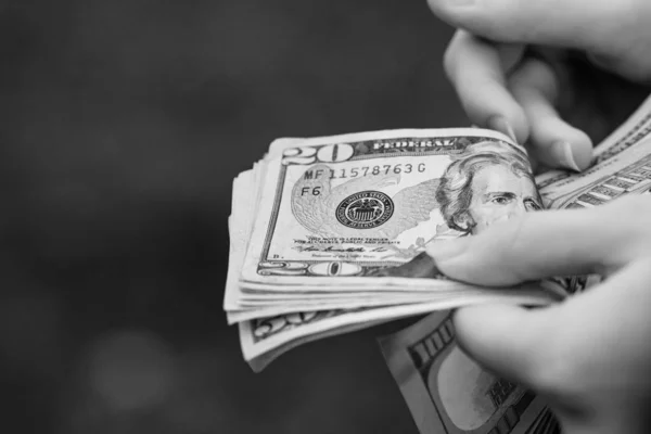 В мире насчитывается около 100 миллионов долларов в виде поддельных банкнот, и, как сообщил в интервью The Wall Street Journal Шон Феррари, главный коммерческий директор Currency Research и бывший сотрудник Федеральной резервной системы, примерно 12% из них — это «киноденьги», легально отпечатанные для съемок, но оказавшиеся в реальном денежном обороте.► Читайте страницу «Минфина» в фейсбуке: главные финансовые новостиПо его словам, такие купюры создаются для фильмов, сериалов и рекламных съемок — с обязательными обозначениями вроде «For motion pictures use only».
