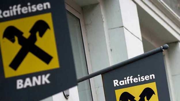 Австрийский Raiffeisen Bank International (RBI) приостановил попытки избавиться от своего российского подразделения на фоне политического сближения Вашингтона с москвой, сообщает Financial Times.► Подписывайтесь на телеграмм-канал «Минфина»: главные финансовые новостиПричины паузы«По словам двух собеседников издания, знакомых с переговорами, в феврале 2025 года банк свернул подготовку к продаже из-за возобновления диалога между США и рф», — пишет FT.