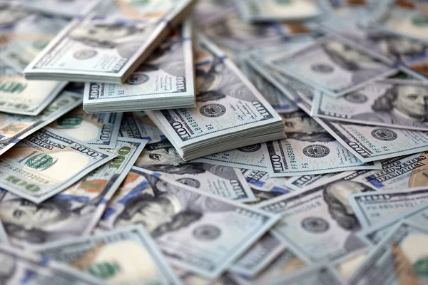 У середу на готівковому ринку курс долара не змінився у купівлі та додав 10 копійок у продажу.