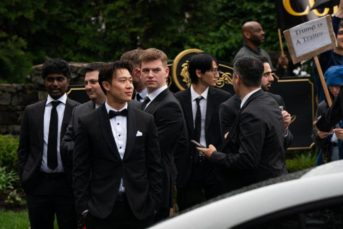 Гала-ужин для крупнейших владельцев токена TRUMP обернулся неудачей: гости жаловались на плохую еду и бессодержательную речь Дональда Трампа, который за 25 минут издал набор бессвязных фраз о криптовалюте и уехал на гольфкаре.