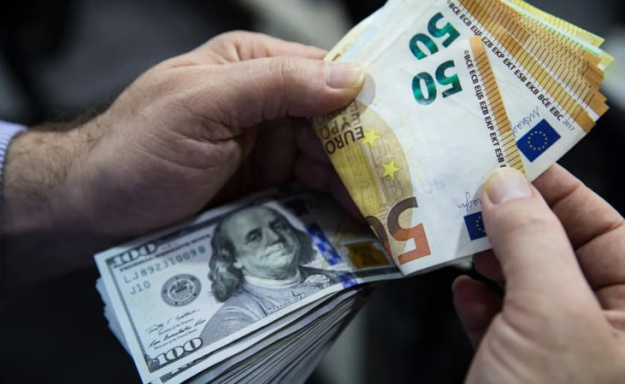 Глава Европейского центрального банка Кристин Лагард заявила, что евро может заменить доллар как глобальная валюта, если ЕС укрепит финансовую и архитектуру, ведь инвесторы все чаще предпочитают золото из-за нестабильности политики США.