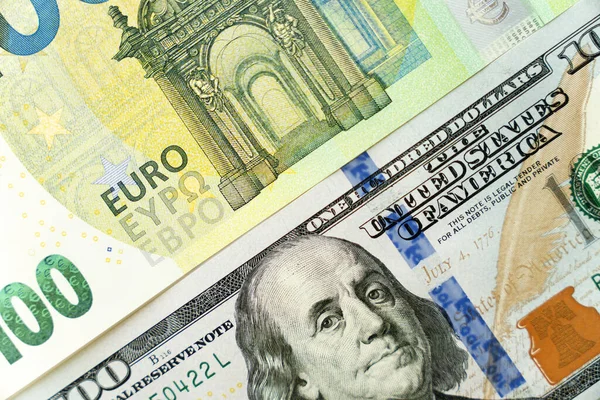 В понедельник на наличном рынке курс доллара в покупке не изменился, а в продаже прибавил 3 копейки.