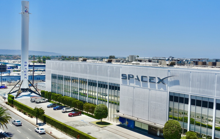 Ілон Маск прогнозує, що цього року дохід SpaceX сягне близько $15,5 млрд, підкреслюючи зростаючу домінацію його компанії в комерційній космічній галузі.