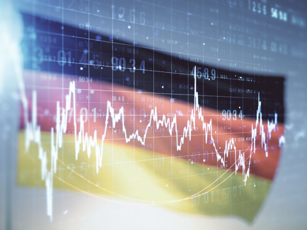 Индекс DAX на Франкфуртской бирже вырос на 0,7% в среду, 4 июня, превысив уровень 24 300 и установив новый исторический максимум благодаря ожиданиям снижения ставок ЕЦБ и позитивным настроениям по торговым переговорам между США и ЕС, что подняло спрос на акции технологических компаний.