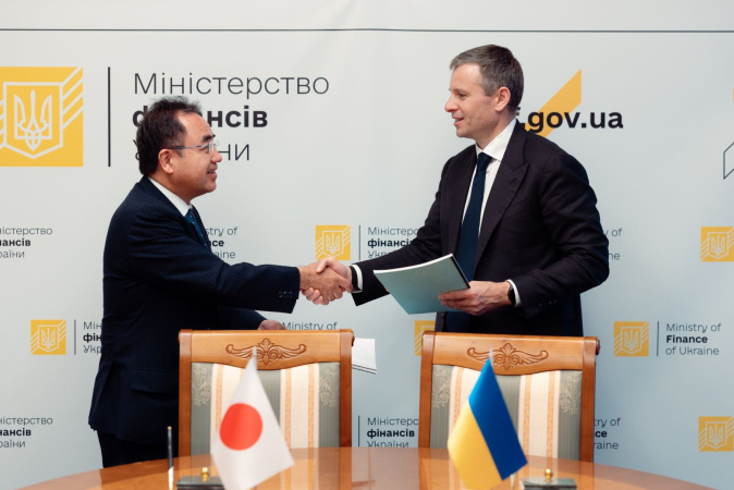 Министр финансов Украины Сергей Марченко и руководитель Офиса Японского агентства международного сотрудничества (JICA) в Украине Хидеки Мацунага подписали соглашение, которое позволит получить около $3 млрд в рамках инициативы G7 Extraordinary Revenue Acceleration (ERA).