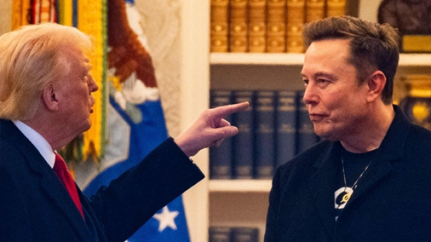 Публічна сварка між Ілоном Маском і президентом США Дональдом Трампом призвела до різкого обвалу акцій компанії Tesla, внаслідок чого її ринкова капіталізація впала на 152 мільярди доларів.