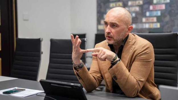 Національний банк України під час війни застосовує принцип «нові гроші - нові умови» для валютної лібералізації, адже зняття всіх обмежень, запроваджених на початку війни, неможливе через великий потенційний попит на валюту, зазначили представники регулятора на брифінгу.