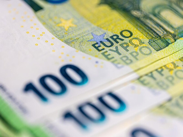 До закриття міжбанку курс долара зріс на 3 копійки у купівлі та на 1 копійку у продажу.