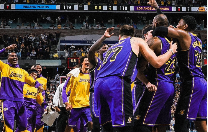 Родина Бассів, яка володіє більшою часткою легендарного баскетбольного клубу «Лос-Анджелес Лейкерс», укладає угоду про продаж контрольного пакета акцій франшизи (команди та бренду) бізнесмену Марку Волтеру.