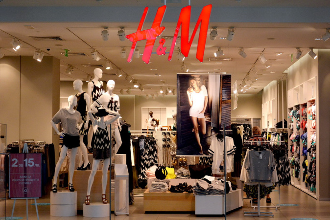 Шведский гигант одежды H&M в четверг указал на рост спроса для начала летнего сезона, что привело к росту акций, пишет CNBC .