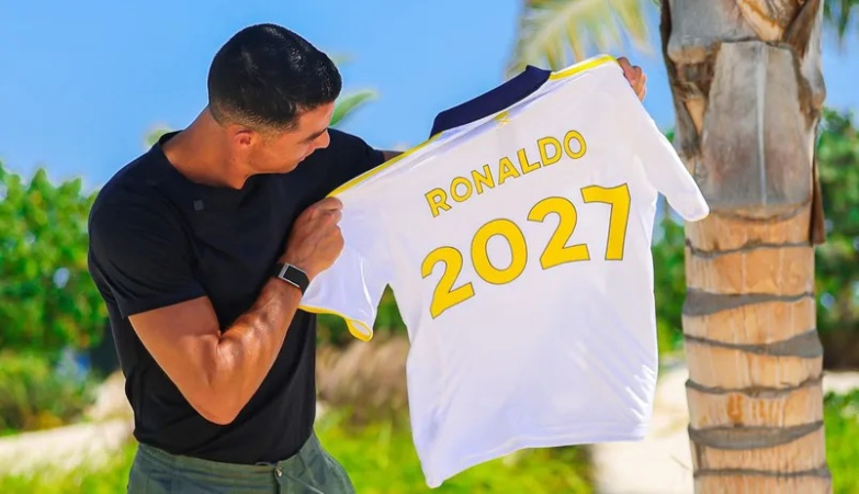 Португальский форвард Криштиану Роналду официально подписал новый контракт с саудовским клубом «Аль-Наср», что сделало его самым высокооплачиваемым футболистом всех времен. 40-летний игрок будет зарабатывать рекордные 263 млн.