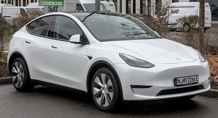 Головний виконавчий директор Tesla Ілон Маск заявив, що електромобіль Tesla Model Y самостійно проїхав від заводу компанії поблизу Остіна до дому клієнта.