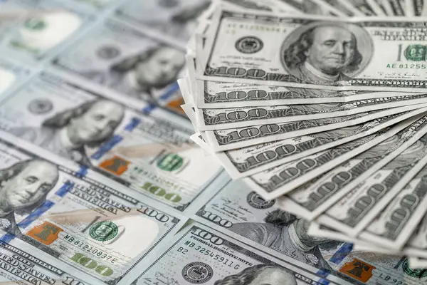 Кабинет министров в проекте Бюджетной декларации на 2026−2028 годы заложил незначительный рост курса доллара по отношению к гривне.