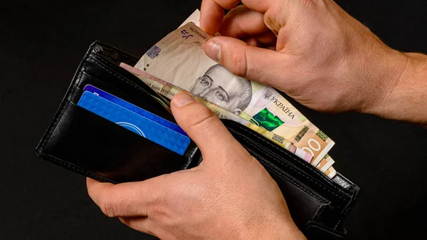 В проекте Бюджетной декларации на 2026−2028 годы предусмотрено повышение прожиточного минимума для нетрудоспособных лиц (минимальной пенсии по возрасту) с 2361 грн до 2564 грн.